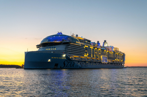 The “Star of the Seas” at night: The LED lighting provides spectacular accents and an ambient feel-good atmosphere on the high seas.